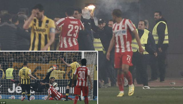 VIDEO: Ghi bàn ở phút 90 CĐV tràn xuống sân gây rối tại Hy Lạp